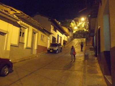 Die steilen Straßen von San Gil bei Nacht