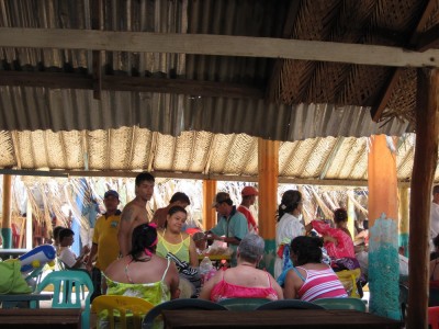 Familien und Verkäufer im Restaurant am Playa Grande bei Taganga