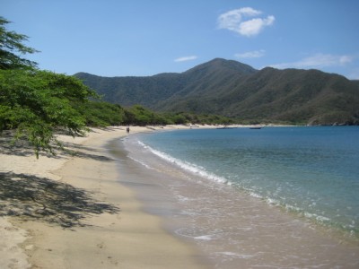 Der breite Strand von Bahia Concha beim Tayrona Nationalpark