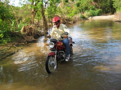 Pedro mit Motorrad im "Sumpfloch" auf dem Weg zur Playa Concha